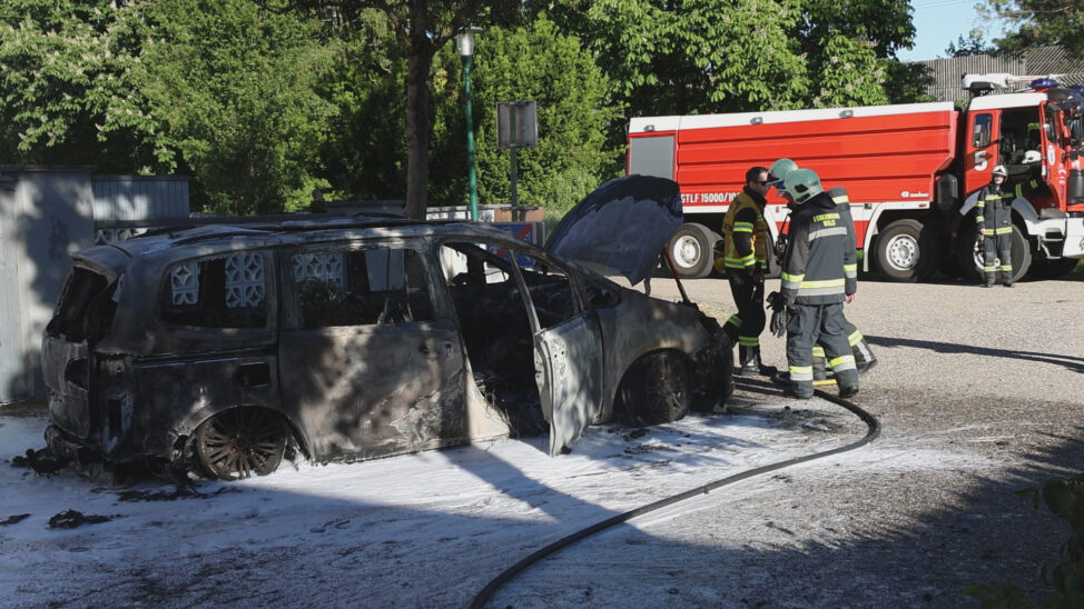 PKW stand in Wels-Lichtenegg in Vollbrand - Feuerwehr im Einsatz
